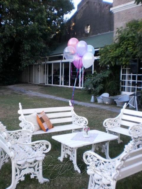 Deco de livings con globos, almohadones y centros coloridos | Casamientos Online