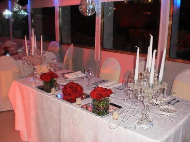 Mesa principal bien barroca para la homenajeada | Casamientos Online