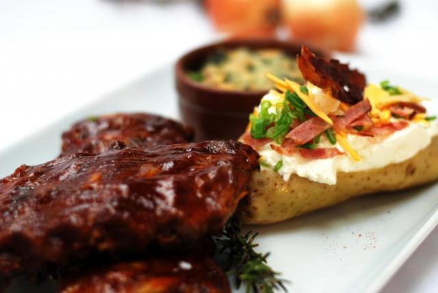Ribs de Cerdo en salsa BBQ con Papa rellena de Queso, Verdeo y Panceta acompañado con Espinacas gratinadas a la Crema | Casamientos Online
