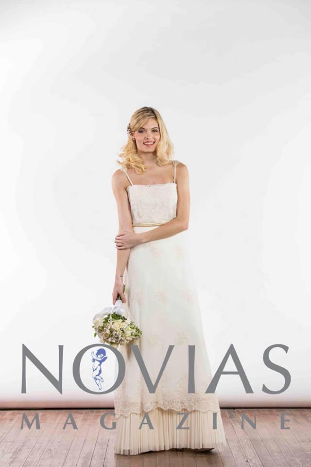 Vestido de tul bordado con corsage ablusado y cortina de microtul.