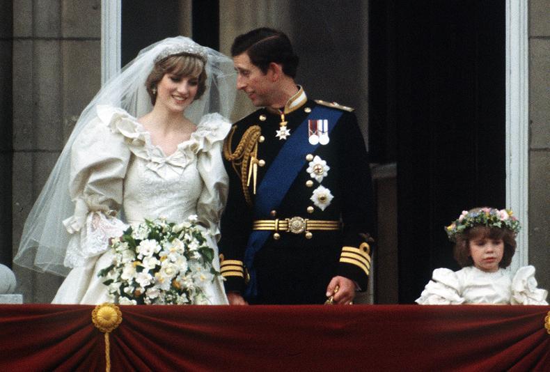 Vestido de novia de Lady Di. DiseÃÂÃÂ±o por Elizabeth y David Emanuel con cola y decorado con bordados a mano y perlas