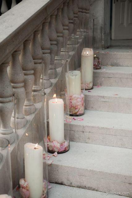 Ambientación de escaleras con velas