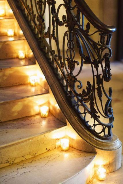 Ambientación de escaleras con velas