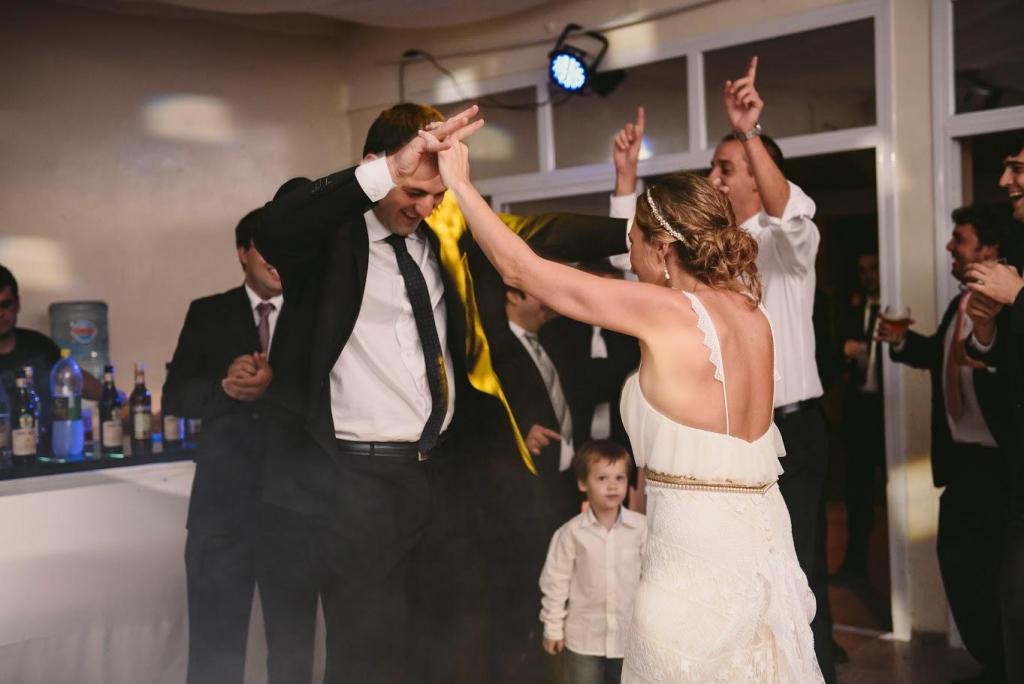 novios bailando en su boda