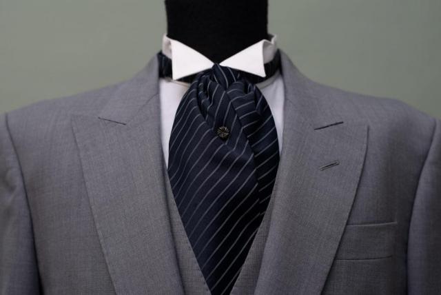 Jaquet gris, ideal para evento de día. | Casamientos Online