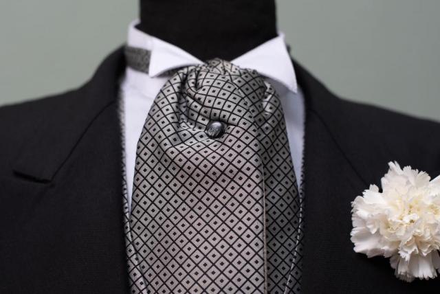 Jaquet Negro con chaleco y plastron en conjunto. | Casamientos Online