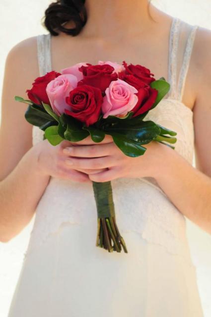 Ramo redondo mediano de rosas rosadas y rojas con follaje | Casamientos Online