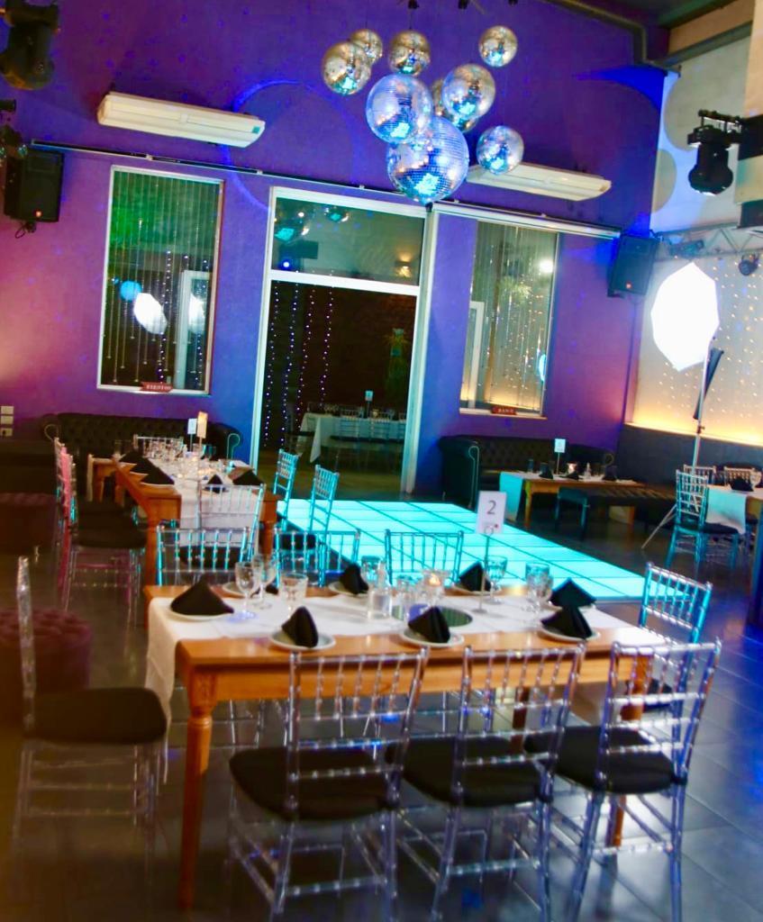 SALÓN CON CAPACIDAD PARA 70 PERSONAS