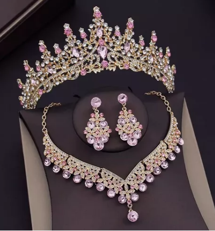 Corona y conjunto rosa